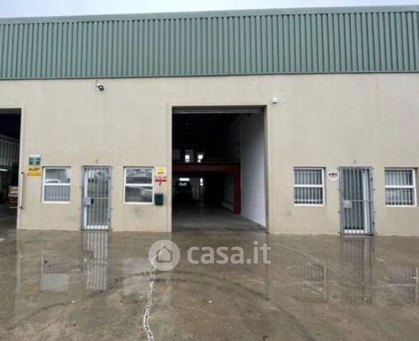 Capannone in commerciale in Via Isonzo