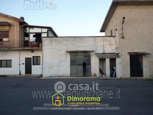 Capannone in commerciale in Via Rocconi