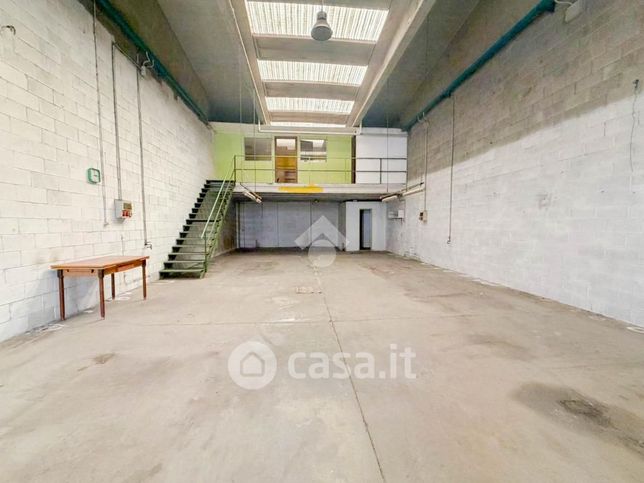 Capannone in commerciale in Via Trieste 23