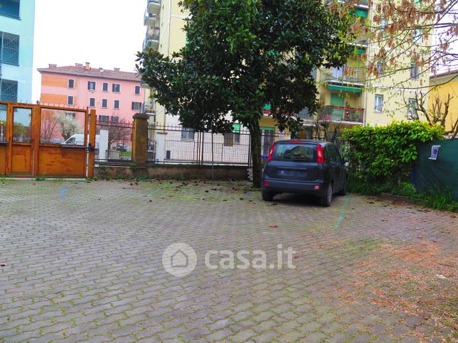 Box/posto auto in residenziale in Viale Piacenza 45