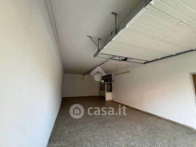 Capannone in commerciale in 