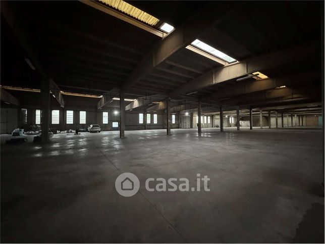 Capannone in commerciale in 