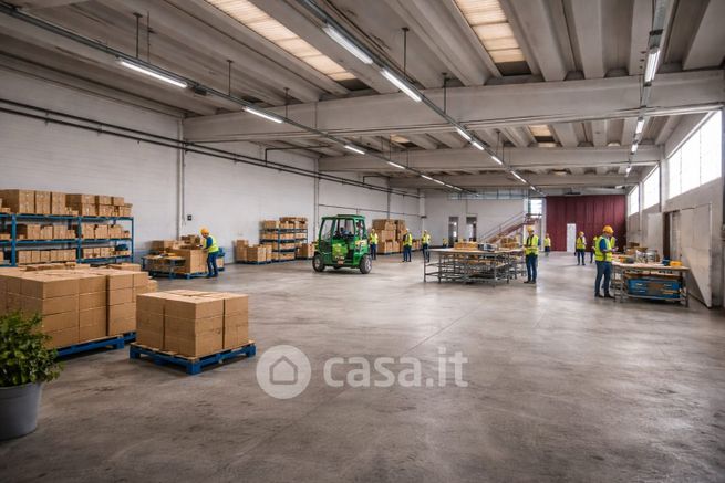 Capannone in commerciale in Via IV Novembre