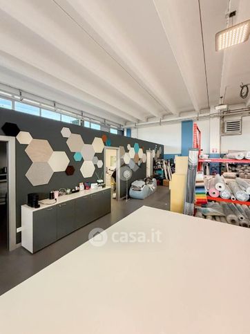 Capannone in commerciale in Via Palazzolo 1