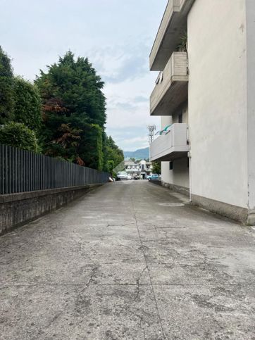 Box/posto auto in residenziale in Via G. Nembrini 25