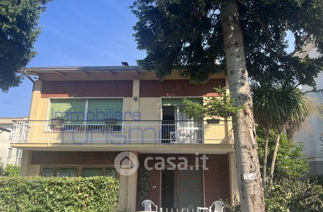 Casa bi/trifamiliare in residenziale in Viale Santorre di Santarosa