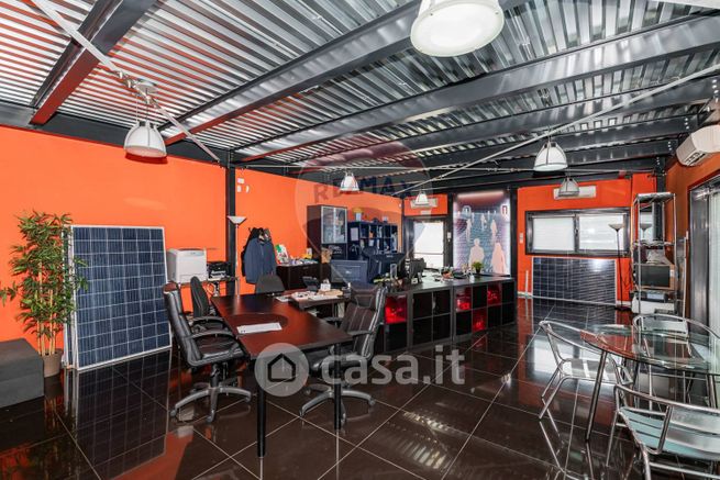 Ufficio in commerciale in Via Fratelli Ruffini 58