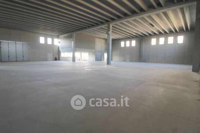 Capannone in commerciale in 