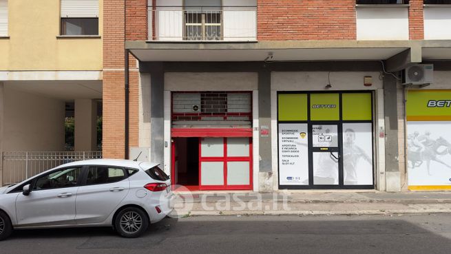 Negozio/locale commerciale in commerciale in Via Marchiafava 13