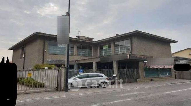 Capannone in commerciale in Via XXV Aprile