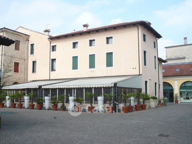 Attivitã /licenza (con o senza mura) in commerciale in Piazza Giovanni Rossi
