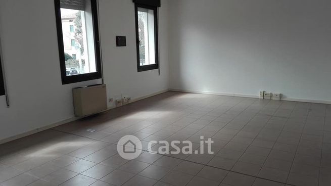 Ufficio in commerciale in 
