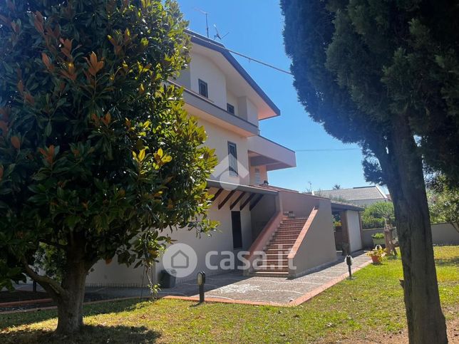 Casa bi/trifamiliare in residenziale in Via la Botte 71