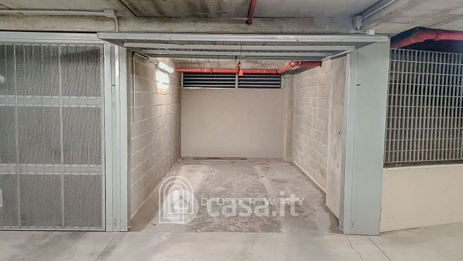 Box/posto auto in residenziale in Via della Moscova 26