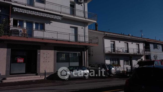 Negozio/locale commerciale in commerciale in Viale Giulio Cesare 40