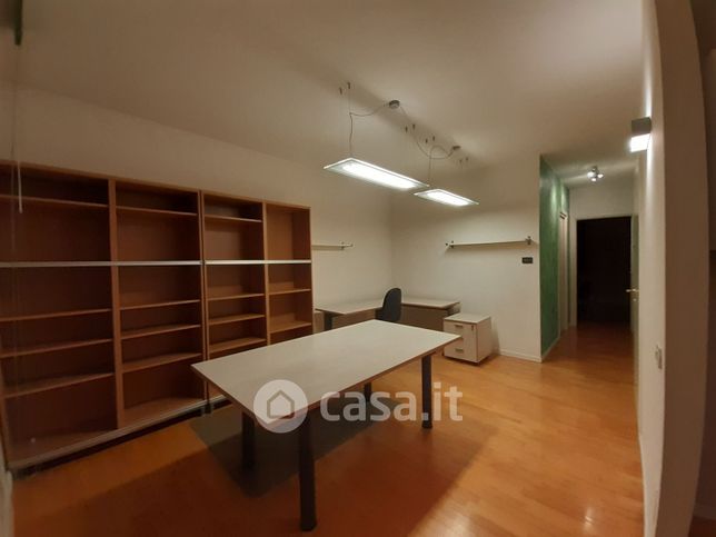 Ufficio in commerciale in Via Carlo V
