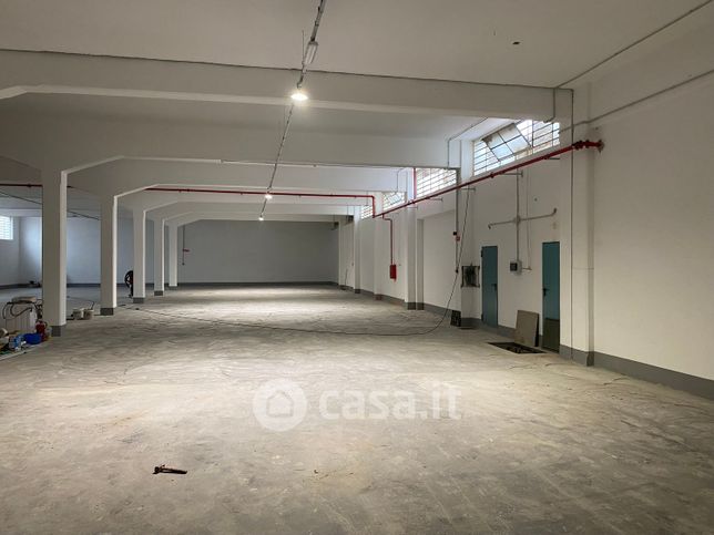Capannone in commerciale in Via Bologna