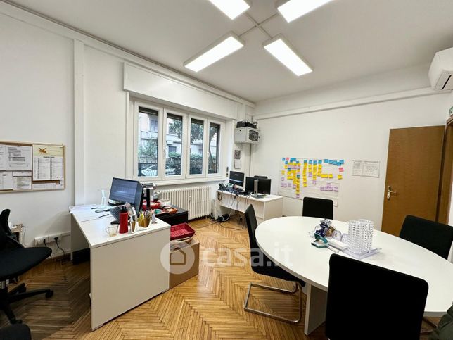 Ufficio in commerciale in Via Luigi Casanova 17