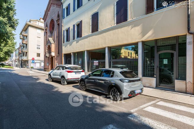 Negozio/locale commerciale in commerciale in Corso della Vittoria 33