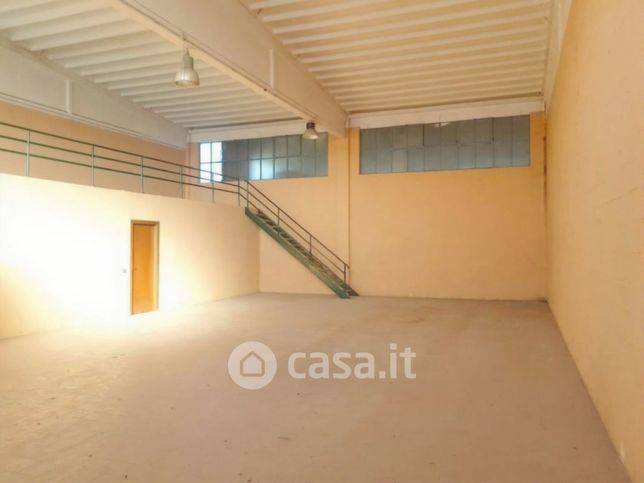 Capannone in commerciale in Via delle Regone 60