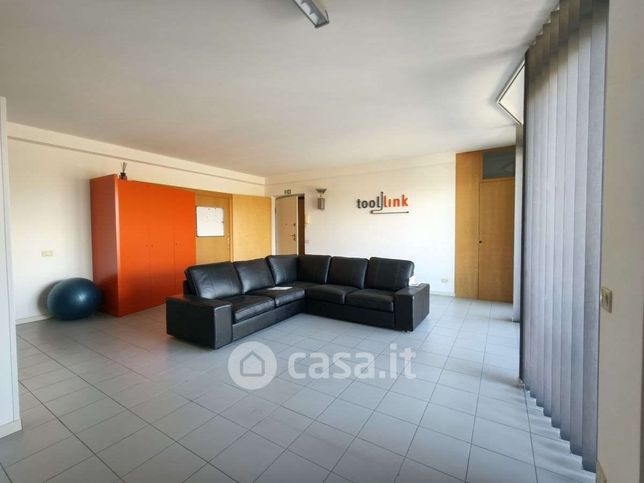 Ufficio in commerciale in 