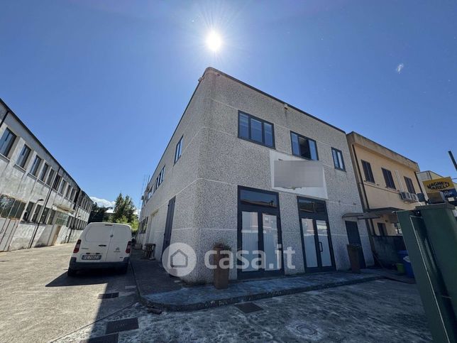 Capannone in commerciale in Via della Doga