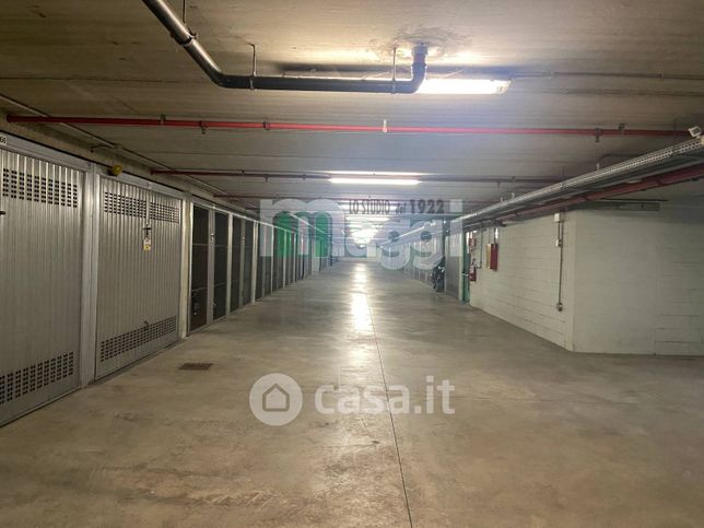 Box/posto auto in residenziale in Via della Moscova