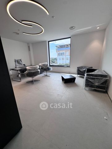Capannone in commerciale in Via Irno 1