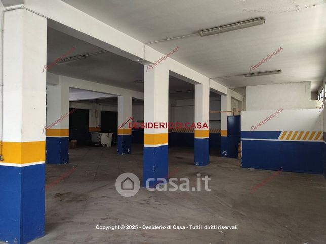 Box/posto auto in residenziale in Viale Campania 5