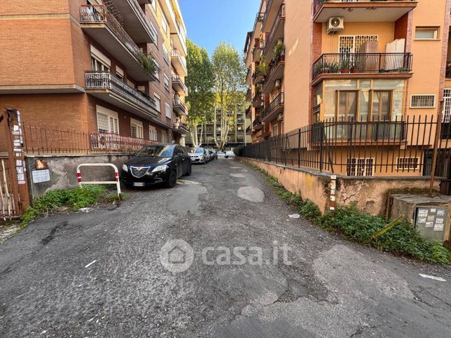 Garage/posto auto in residenziale in Via Arturo Graf 19