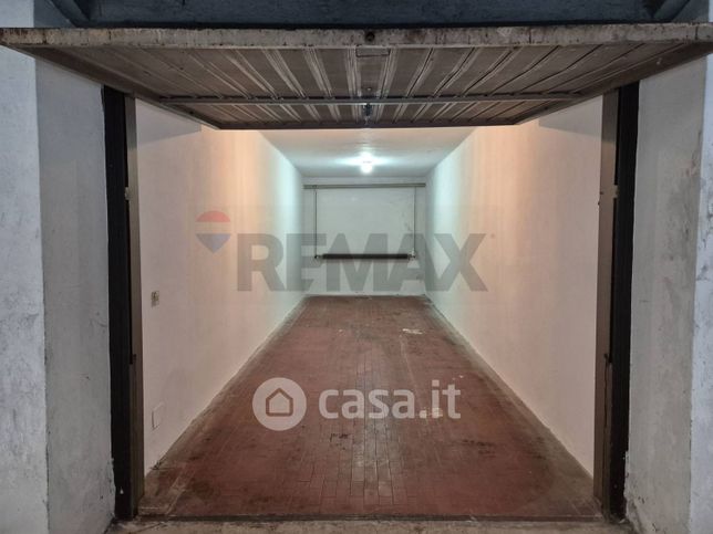 Box/posto auto in residenziale in Via Fratelli Calvi 6