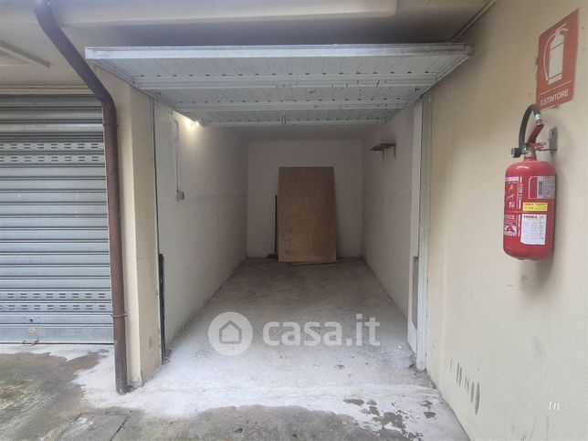 Box/posto auto in residenziale in Via Ciro Menotti 3