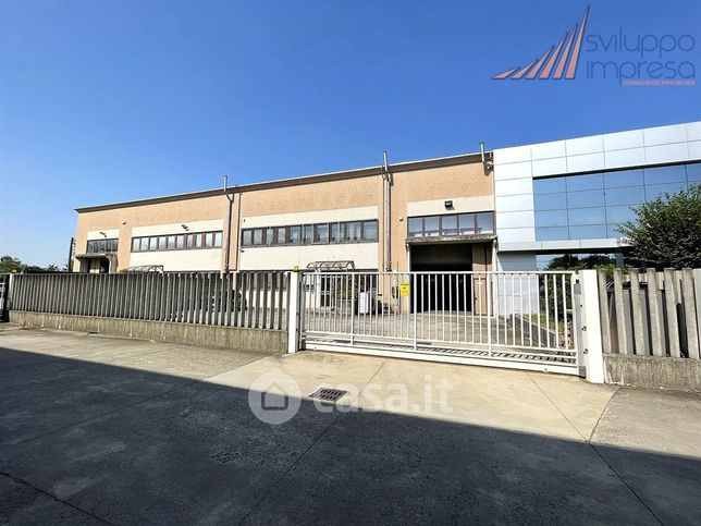Capannone in commerciale in Via A. Manzoni 144