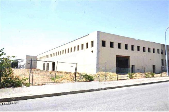 Capannone in commerciale in Via Ambra