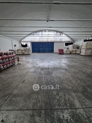 Capannone in commerciale in Via dell'Industria