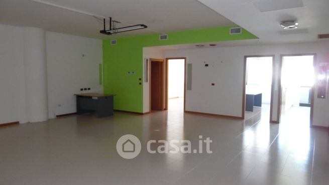 Ufficio in commerciale in Via Pasubio