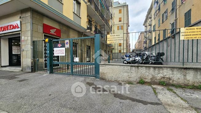 Garage/posto auto in residenziale in Via Maddaloni 7