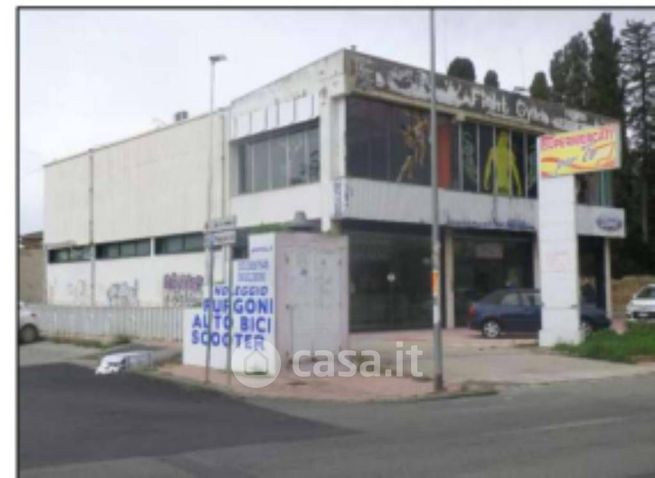 Capannone in commerciale in Via delle Industrie 2