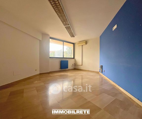 Ufficio in commerciale in Via Bari