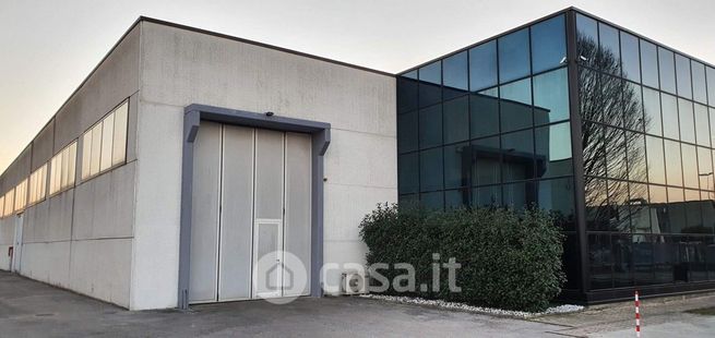 Capannone in commerciale in Via Scapacchiò