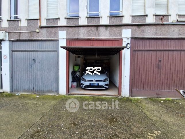 Box/posto auto in residenziale in Via 1 Maggio 36