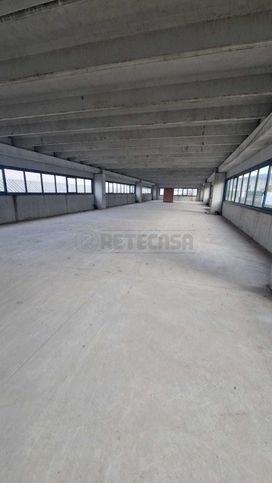 Capannone in commerciale in