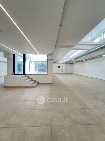 Ufficio in commerciale in Via Enrico Tazzoli