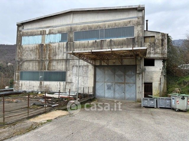 Capannone in commerciale in 