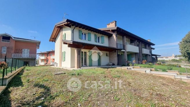 Casa bi/trifamiliare in residenziale in Strada Bozzolino