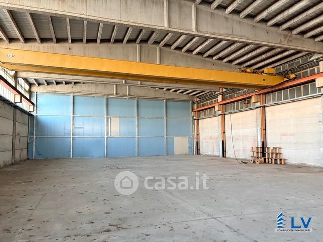 Capannone in commerciale in 