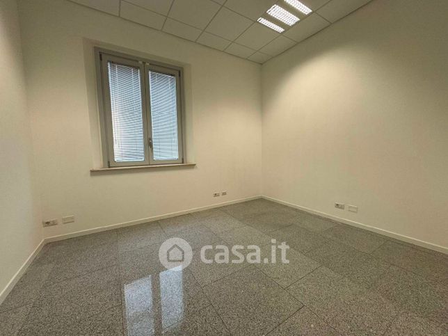 Capannone in commerciale in 