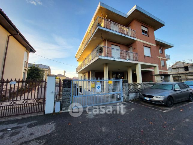Box/posto auto in residenziale in Via Superga 32