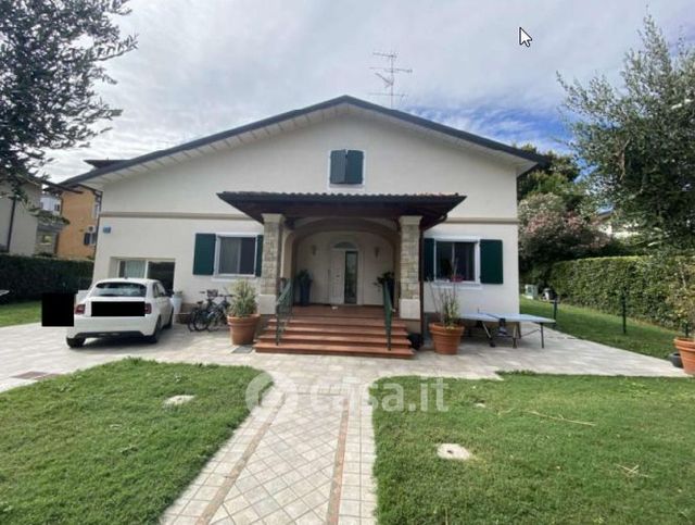 Villa in residenziale in Via Giacomo Leopardi 7
