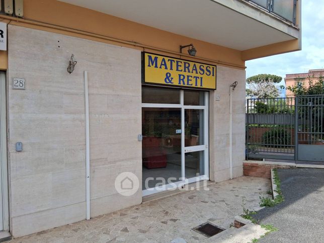 Attivitã /licenza (con o senza mura) in commerciale in Largo Re Ina
